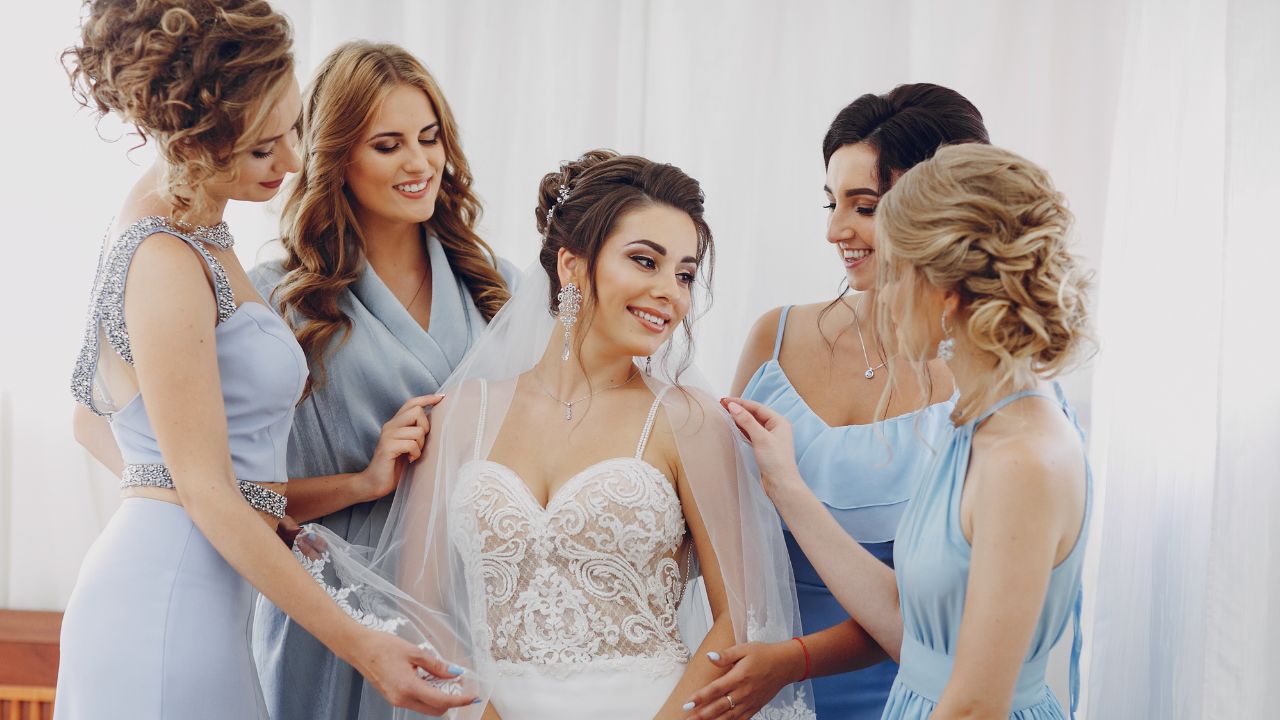 madrinhas de casamento com vestido em tom pastel azul e uma nova no meio