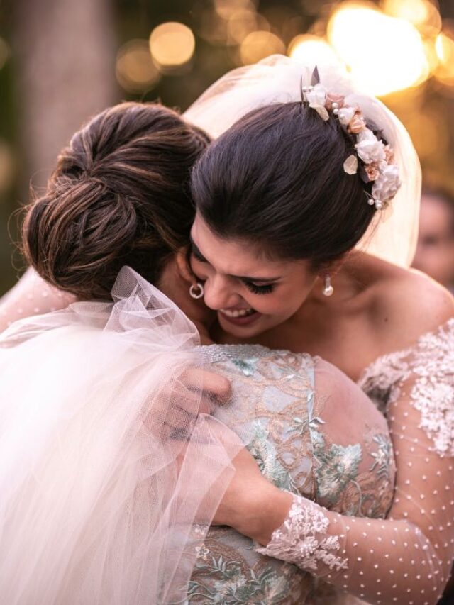 noiva abraçando sua mãe