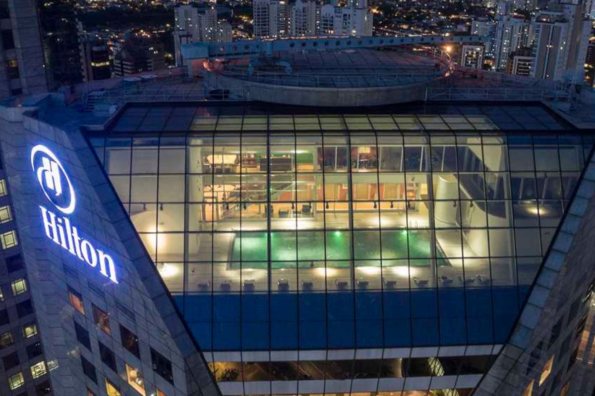 parte superior do hotel hilton morumbi se são paulo com piscina