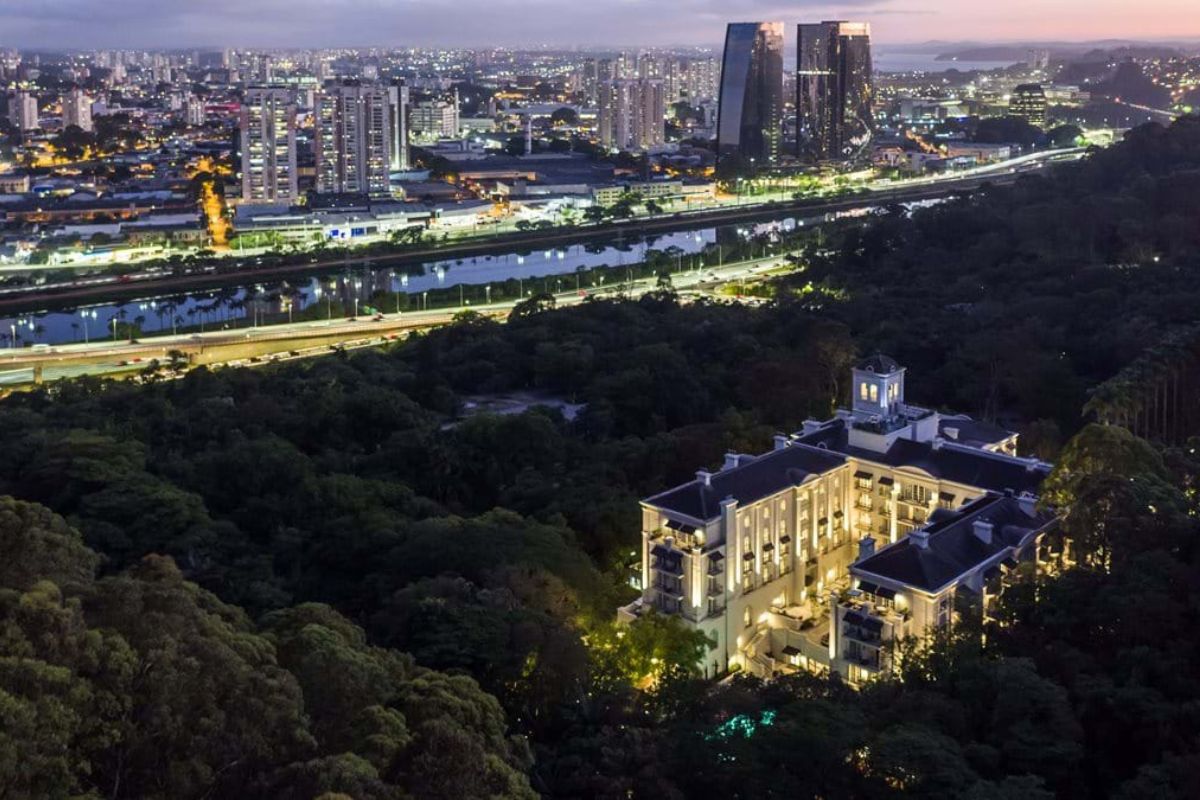 imagem do hotel tangará à noite