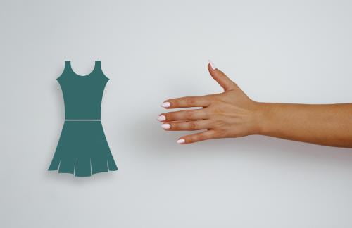 mulher busca onde encontrar as melhores opções de vestidos de festa baratos