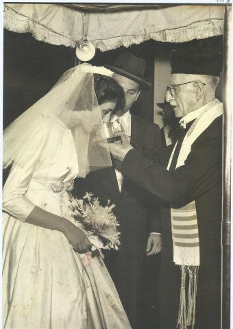 noiva bebendo vinho de um cálice ofertando por um rabino em um casamento judaico