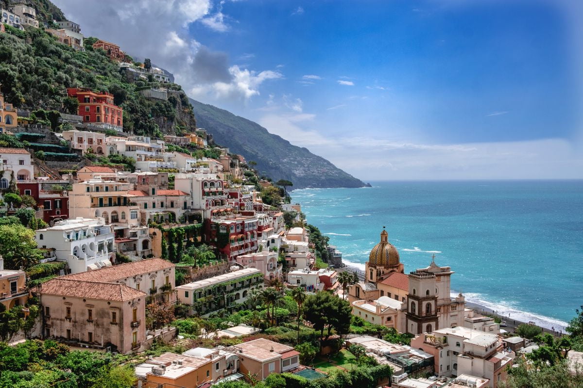 paisagem da costa amalfitana na itália com casas e praia