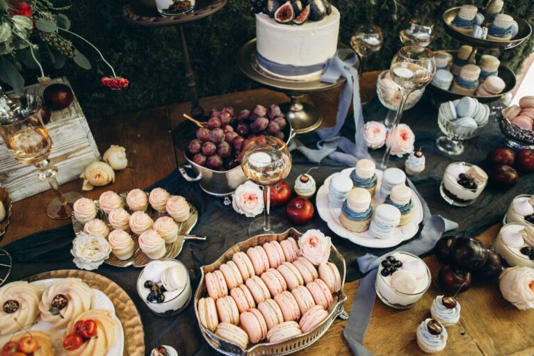 mesa com docinhos para casamento