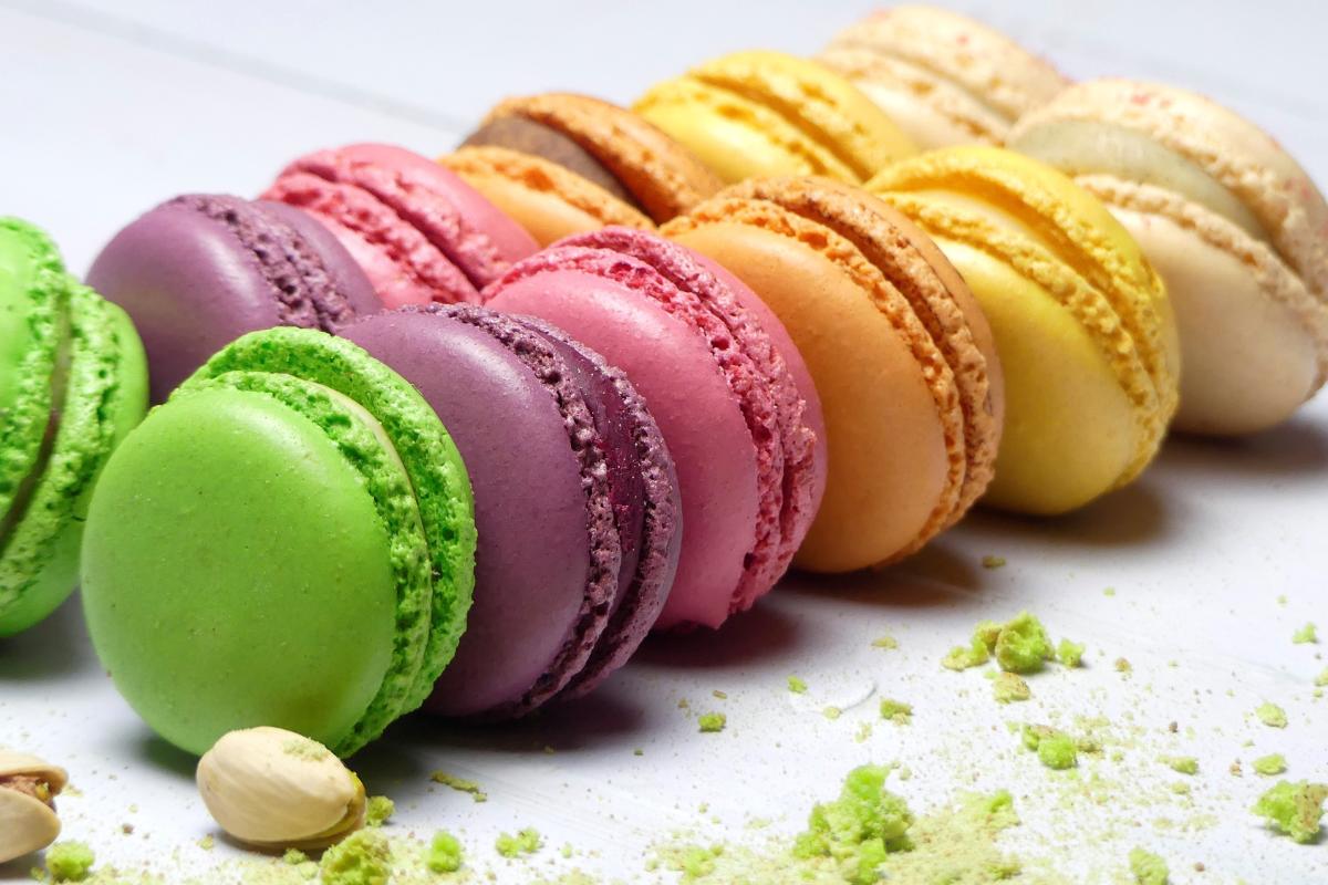 macarons de cores variadas, como verde, roxo, rosa e laranja