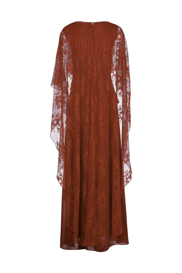 Vestido de festa longo para mãe da noiva na cor marsala modelo de com sobrecapa de renda leopoldina e saia de crepe