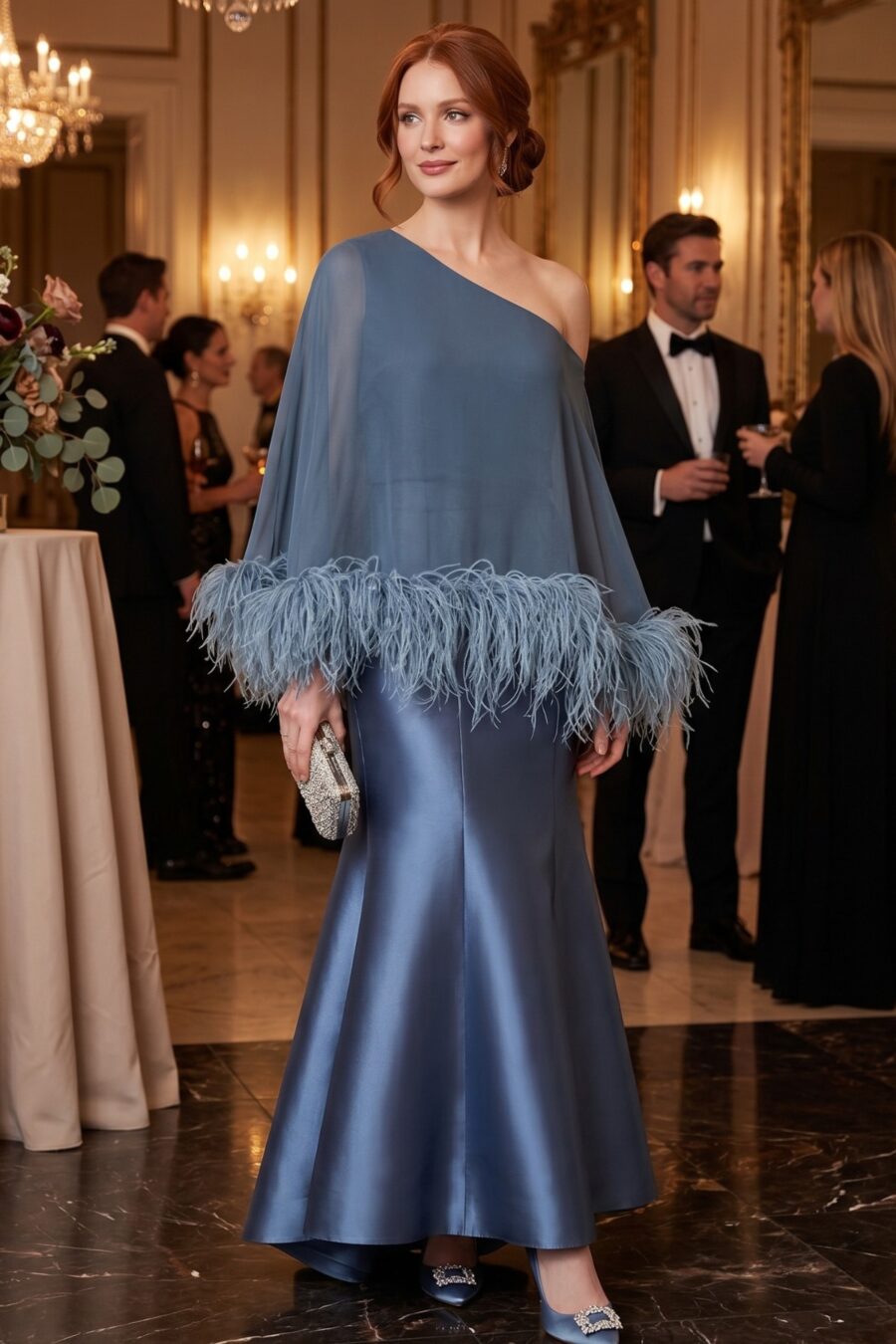 mulher ruiva de cabelo preso com vestido um ombro só com capa