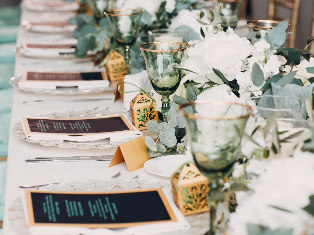 mesa de casamento com flores brancas e taças