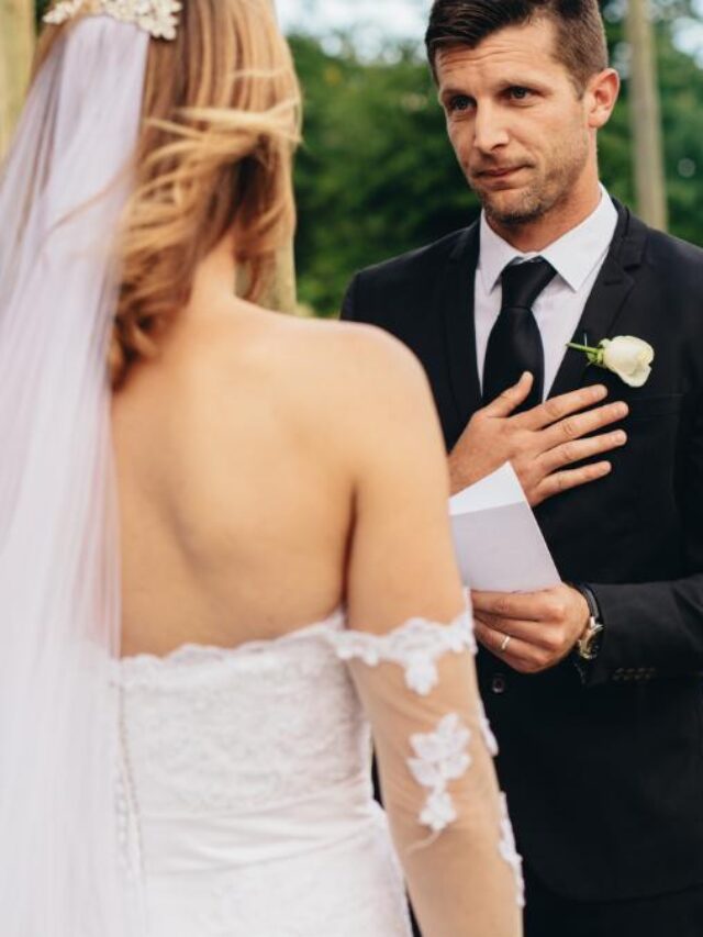 Homem lendo votos de casamento para sua noiva.