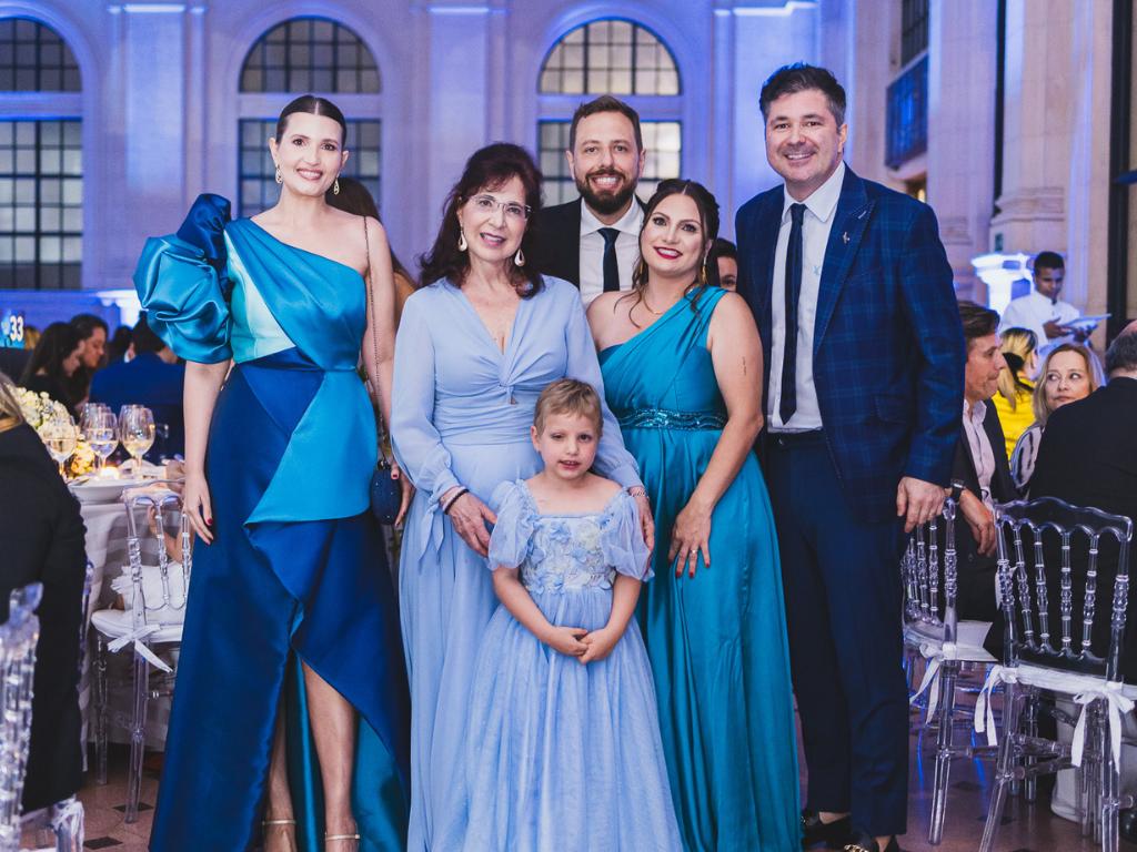 convidados de azul reunidos no jantar de gala graacc 2023