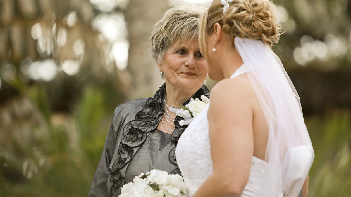 Avó acompanhando sua neta em casamento