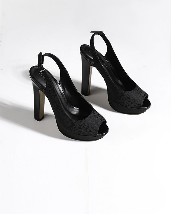 Sandalia de festa modelo peep toe na cor preta, modelo monograma halidi