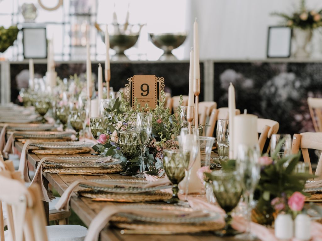 mesa de casamento com guardanapos, taças e arranjos