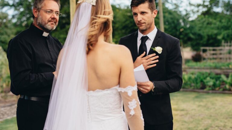 Homem lendo votos de casamento para sua noiva.