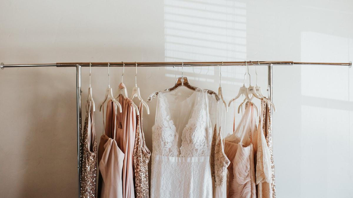 Arara com vestidos rosados e um branco no meio, trazendo o questionamento se convidado pode ir de branco em casamento