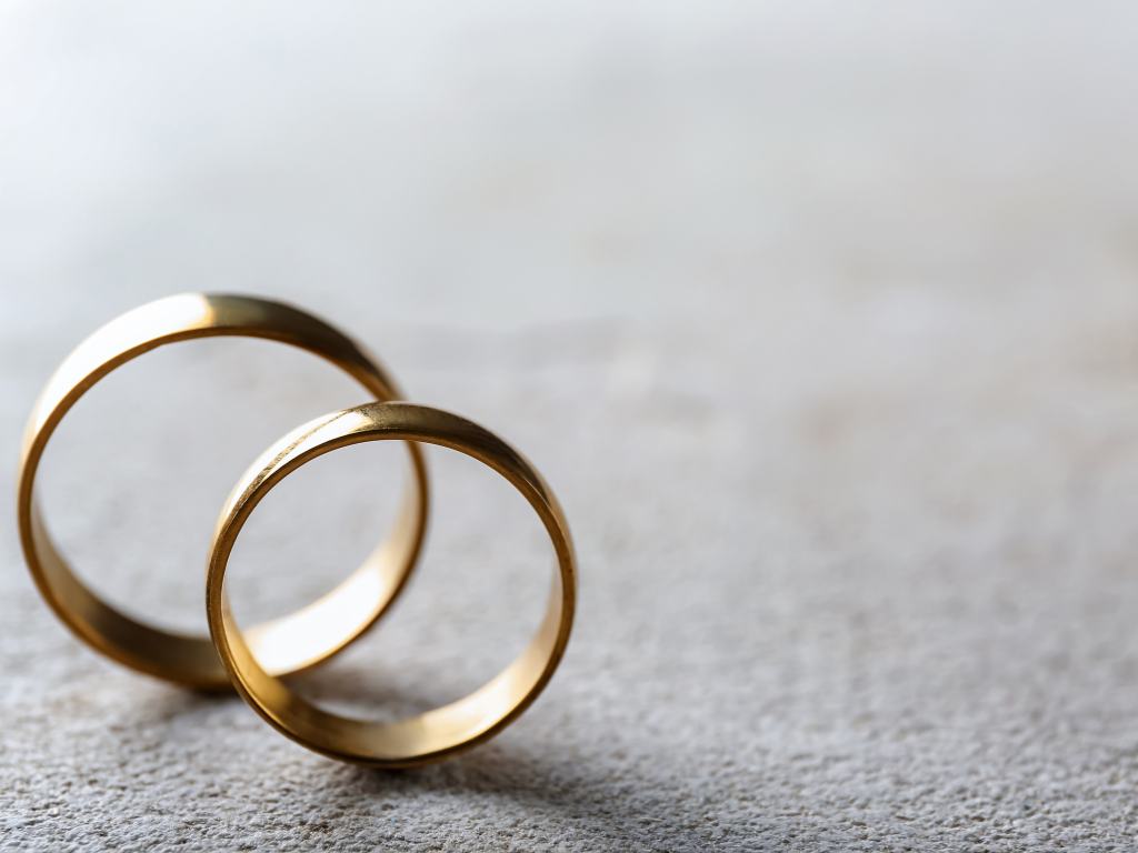 aliança de casamento tradicional de ouro