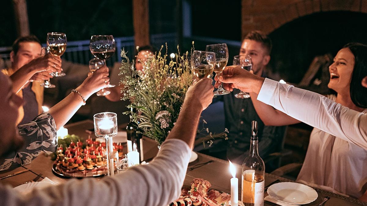 Pessoas comemorando em festa de Bodas de Prata.