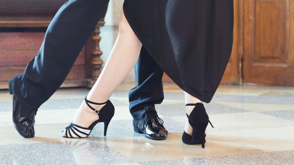 pés de casal dançando tango