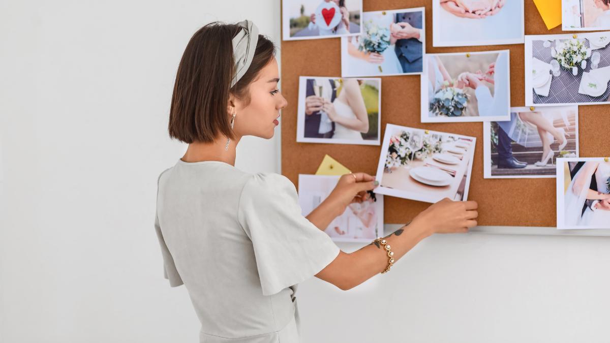 Mulher fazendo quadro para a organização de casamento.