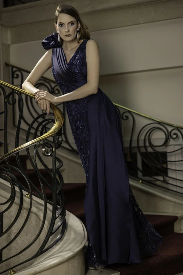 Vestido de festa longo azul marinho bordado a mão, com flor de tafetá feita artesanalmente, modelo Eva Peron de série limitada.