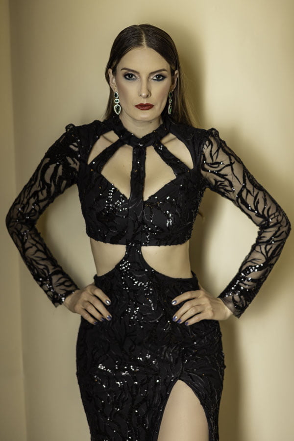 Vestido de festa longo cor preto modelo de série limitada Valeria Mazza em paetê