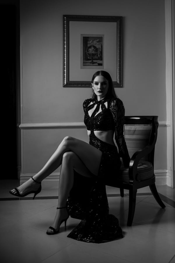 Vestido de festa longo cor preto modelo de série limitada Valeria Mazza em paetê
