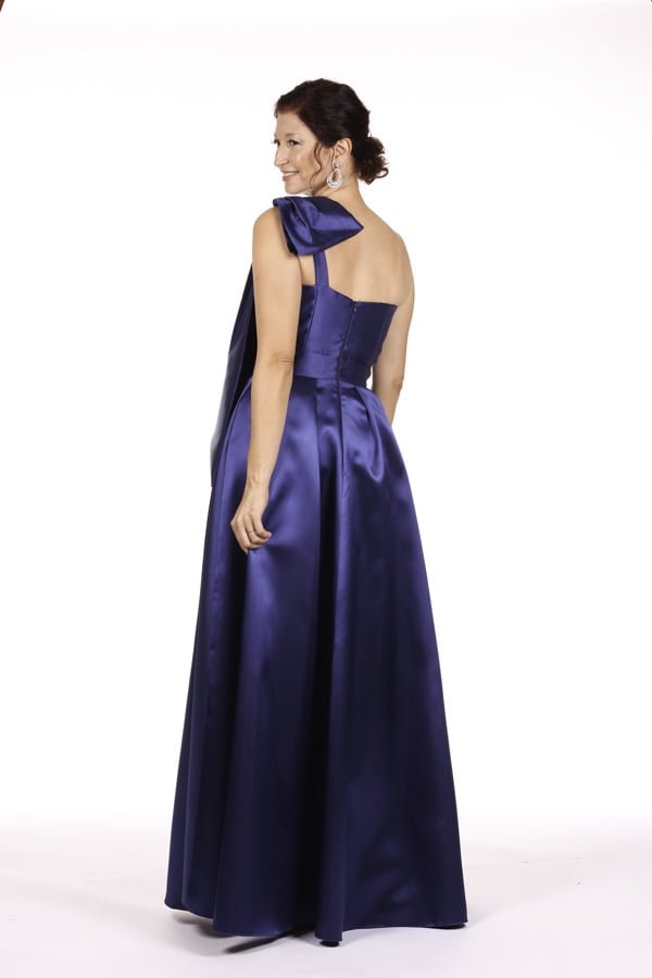 Vestido de festa azul noite com maxi laço em zibeline , perfeito para bailes de gala e grands ocasiões como madrinhas de casamento ou mães dos noivos