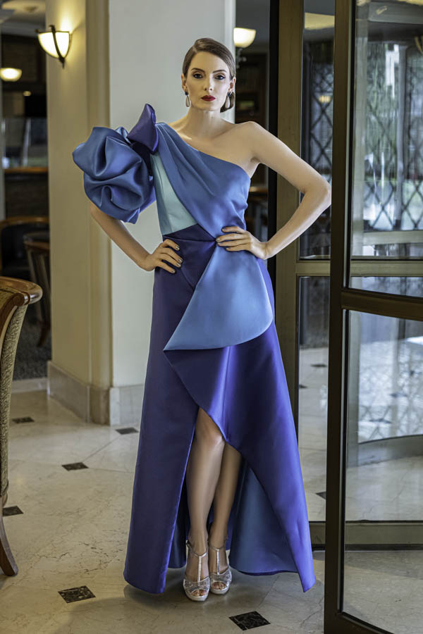 Vestido de festa tricolor azul em zibeline modelo mirella, perfeito para baile de gala ou formatura