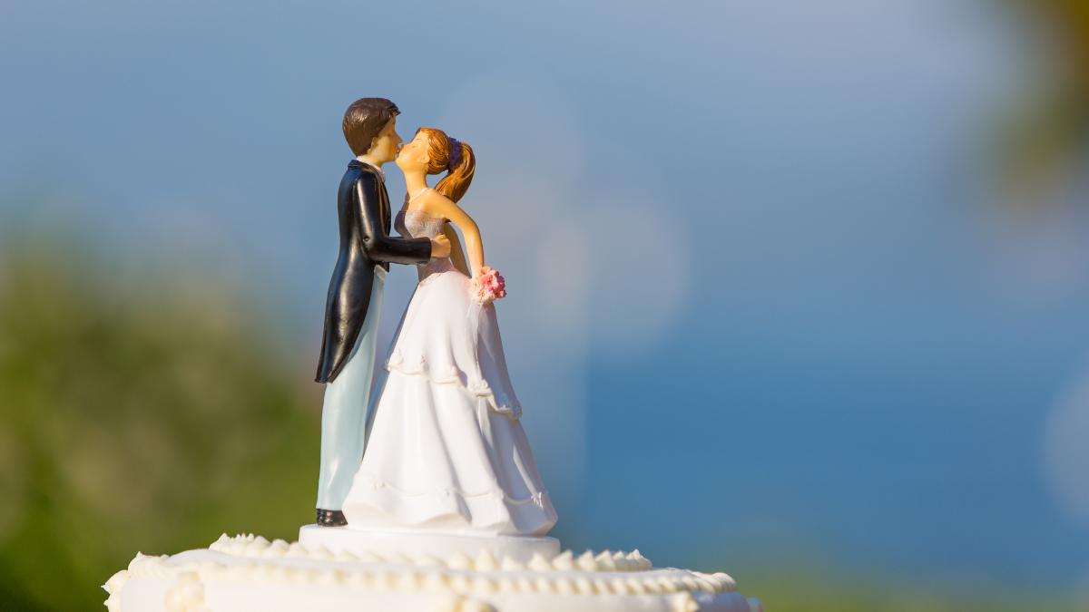 Topo de bolo de casamento com bonequinhos do casal.