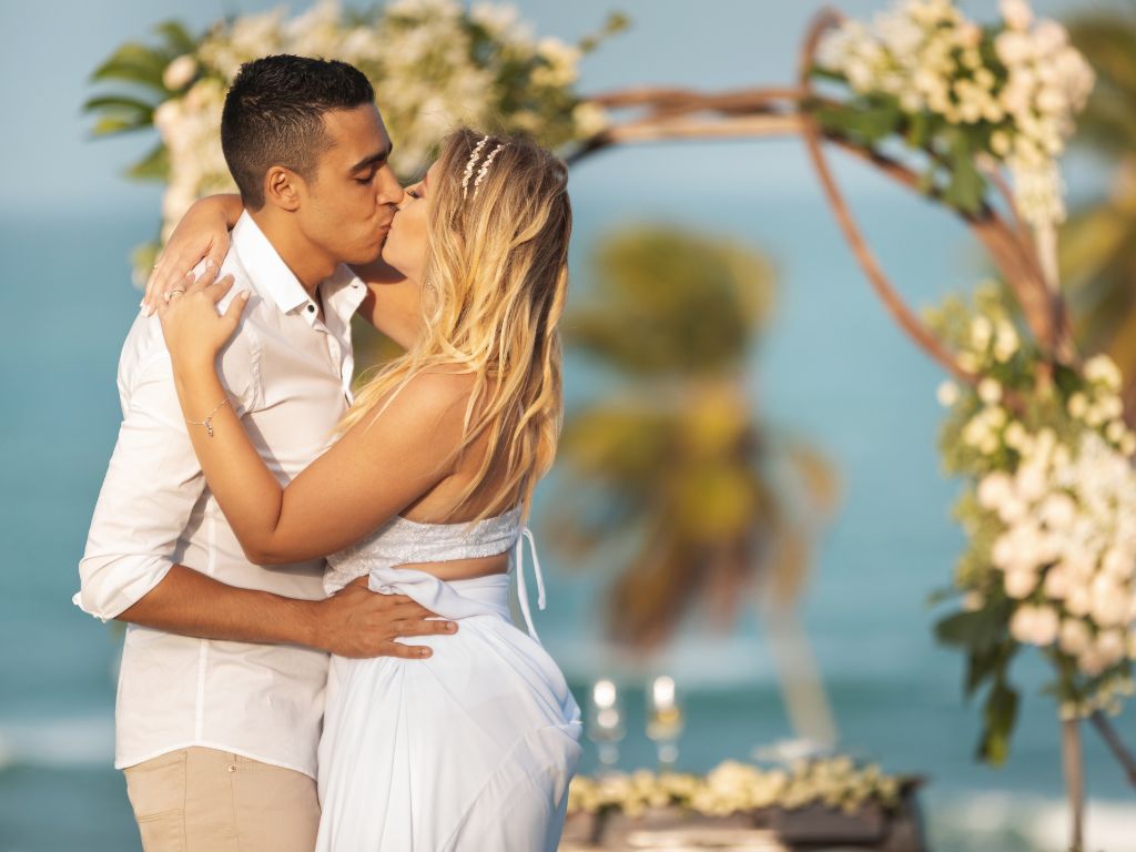 noivos se beijando na praia