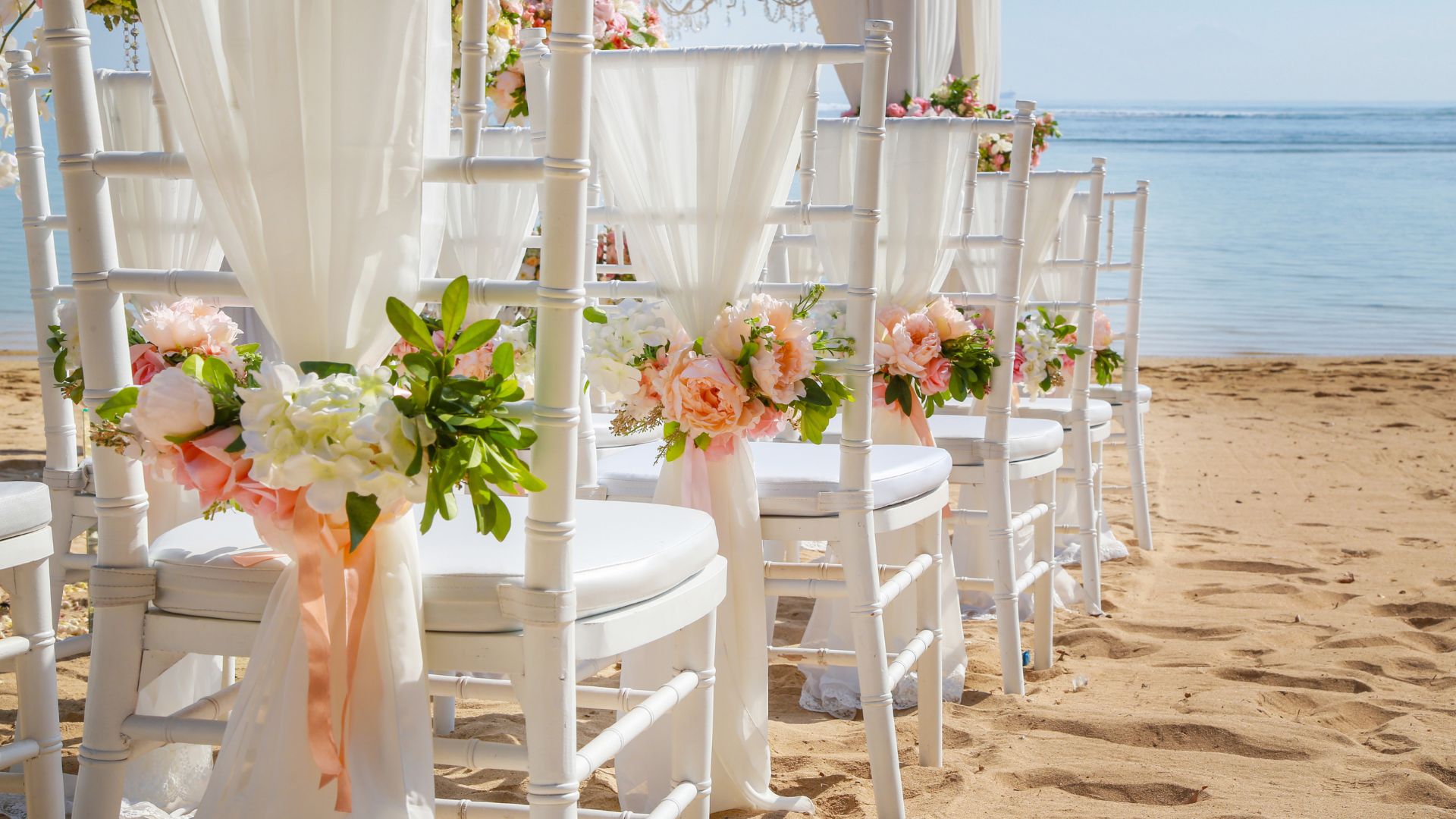 Cadeiras organizadas para casal se casar na praia.