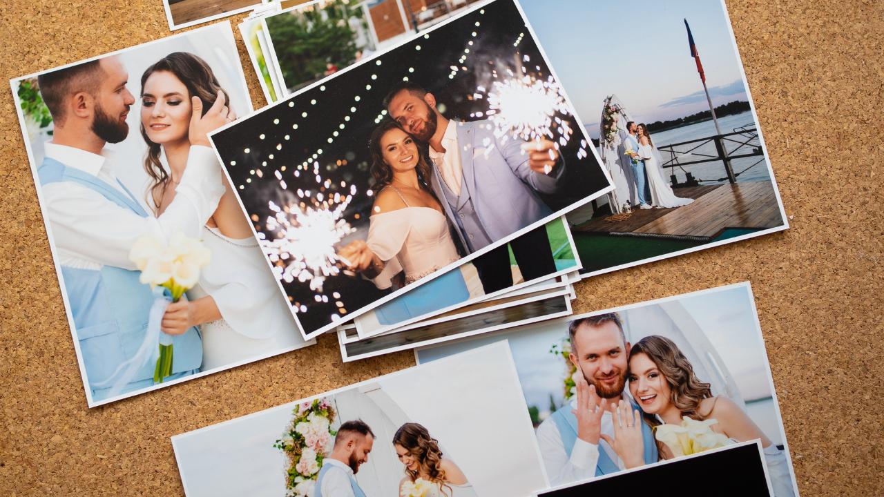 Mural de ensiaio pré-wedding com fotos dos noivos em várias situações.