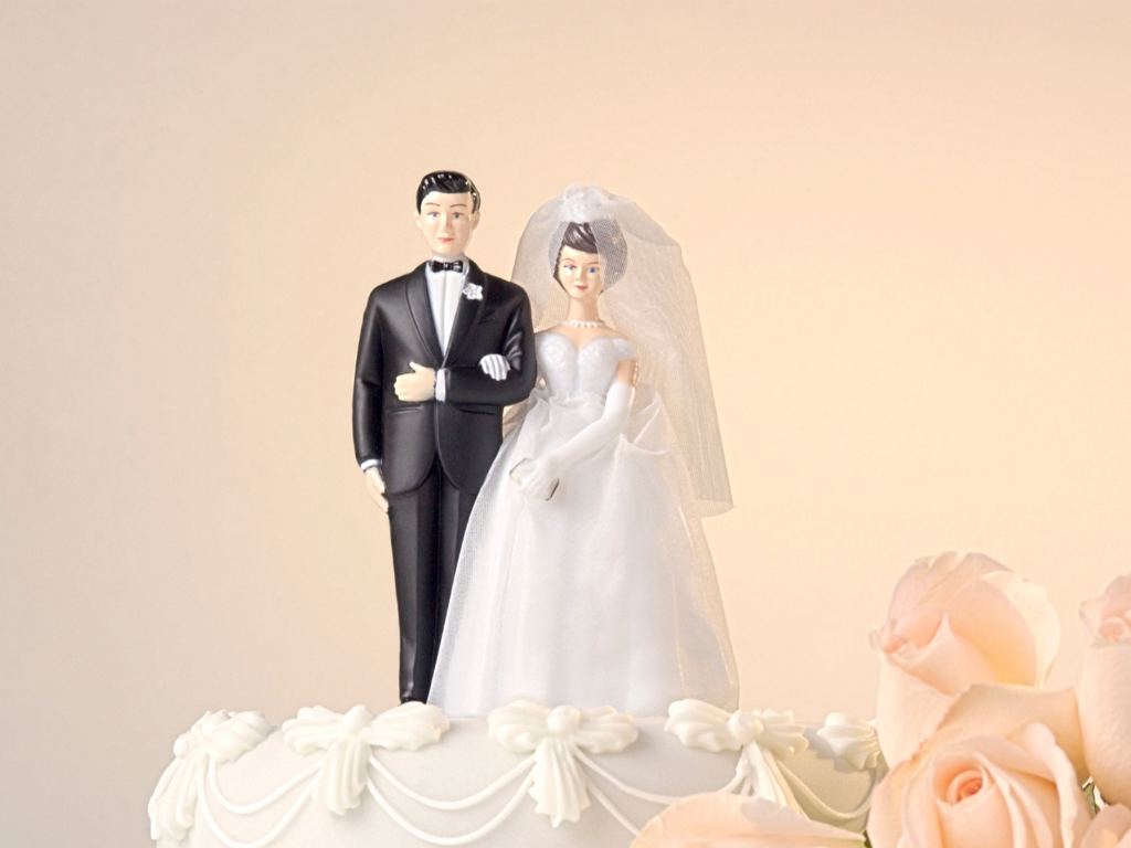 topo de bolo de casamento noiva de vestido e véu e noivo de traje preto