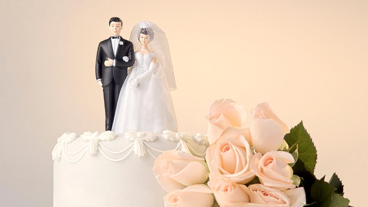 Topo de bolo de casamento com bonecos dos noivos.