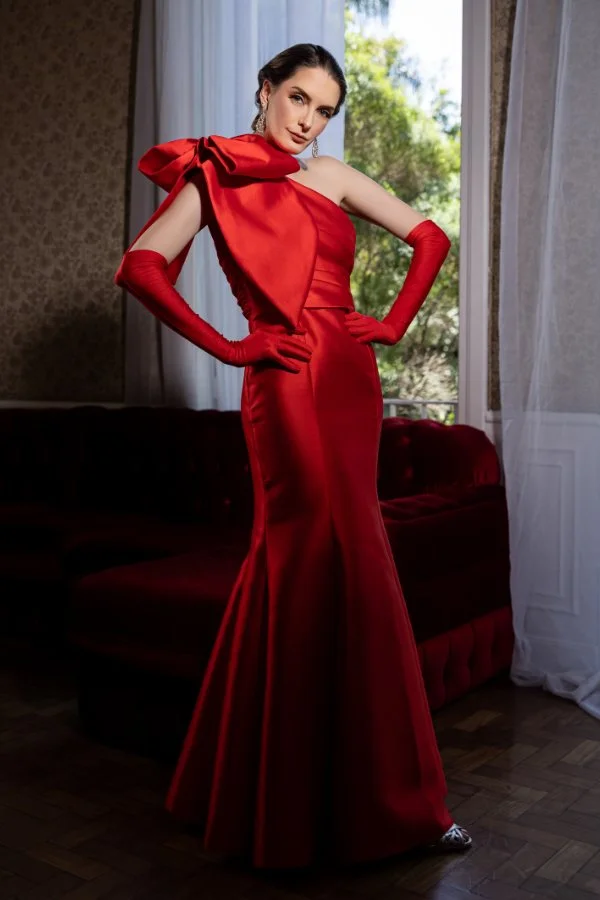 Vestido de festa longo vermelho perfeito para mãe da noiva ou mãe do noivo jovem , modelo emma stone em zibeline