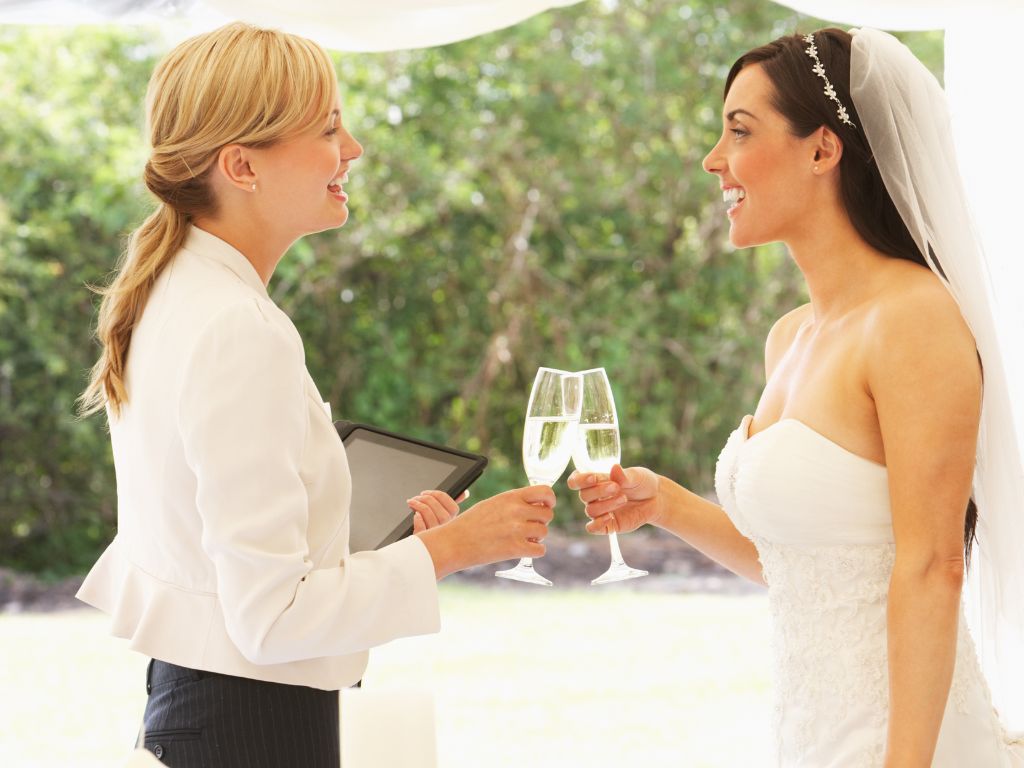 noiva e assessora no casamento brindando