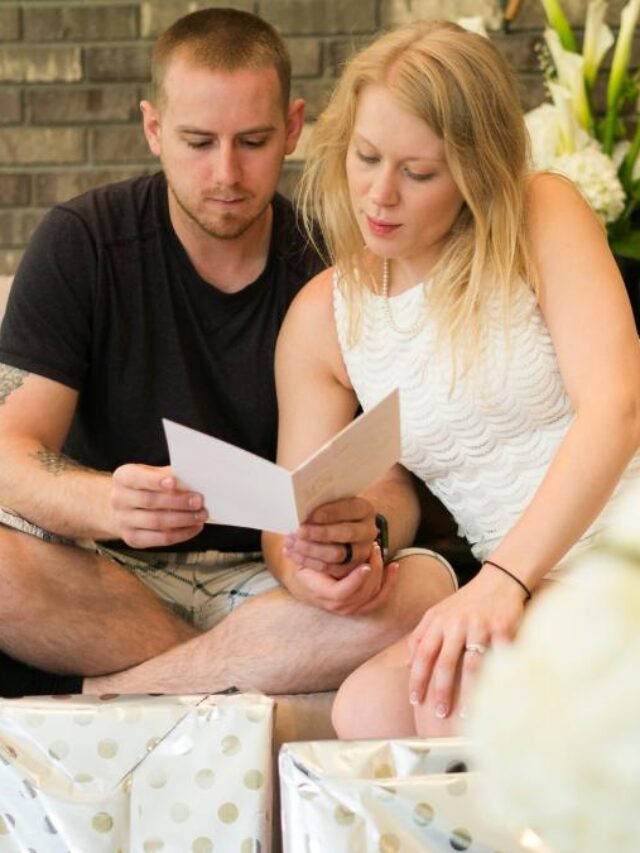 Casal vendo o que recebeu de sua lista de presente de casamento.
