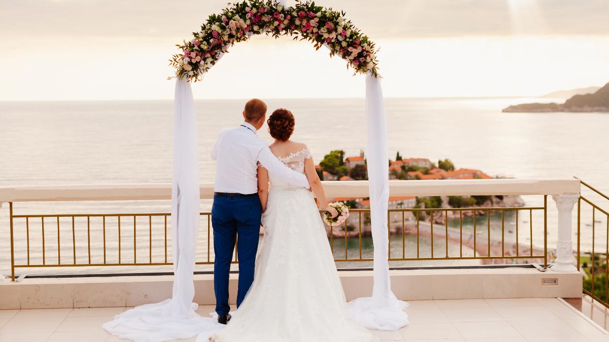 Casal que escolheu como modelo de casamento os destination weddings.