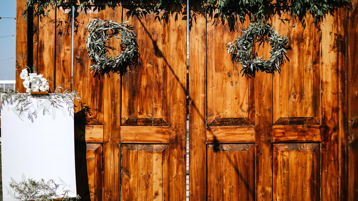 Porta decorada com guirlandas.