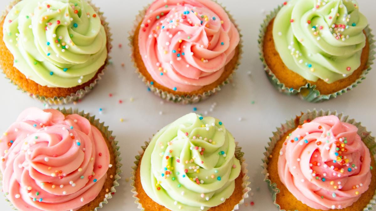 Cupcakes com cobertura nas cores peach fuzz e verde.