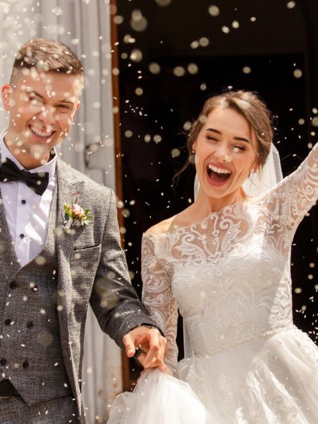 Casal saindo a igreja e recebendo chuva de arroz.