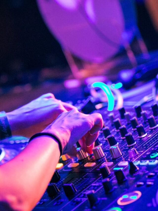 DJ trabalhando em casamento.