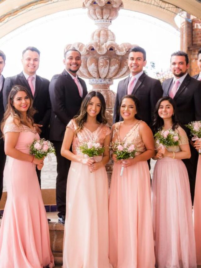 Grupo de 6 casais de madrinhas e padrinhos de casamento.