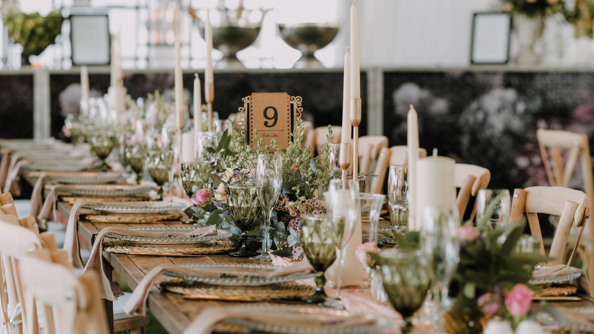 Detalhes rústicos em mesa de casamento.