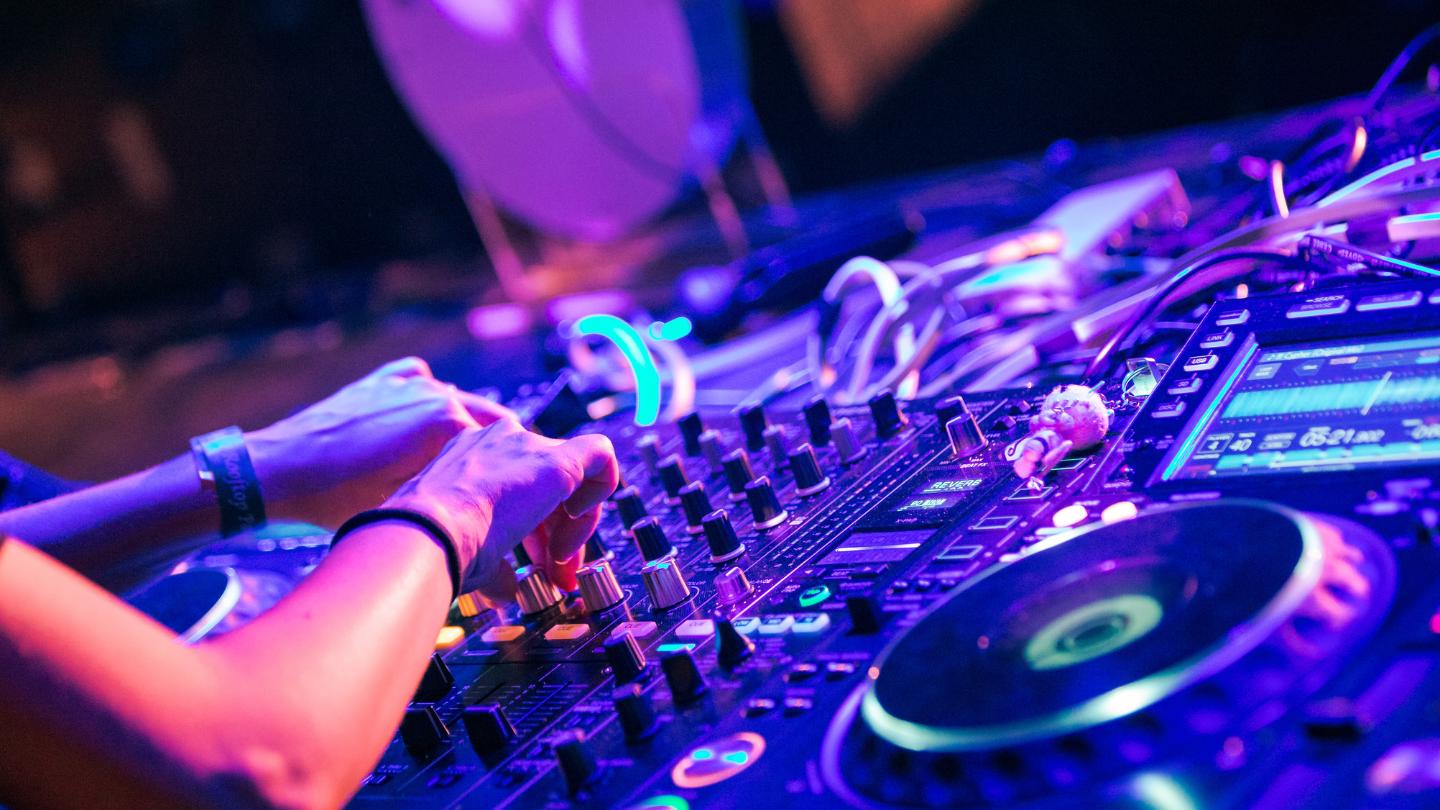 DJ trabalhando em casamento.