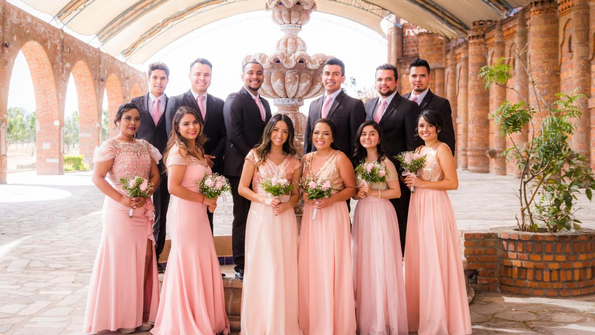 Grupo de 6 casais de madrinhas e padrinhos de casamento.