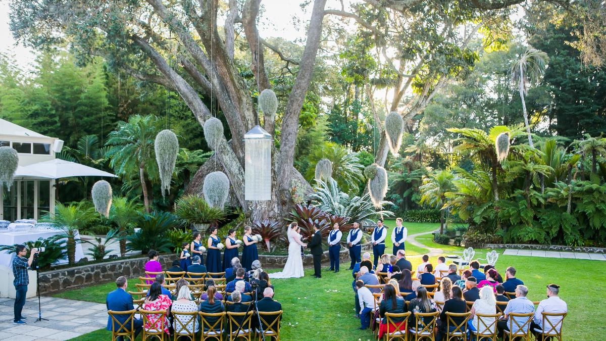 Cerimônia de casamento com madrinhas e padrinhos no altar.