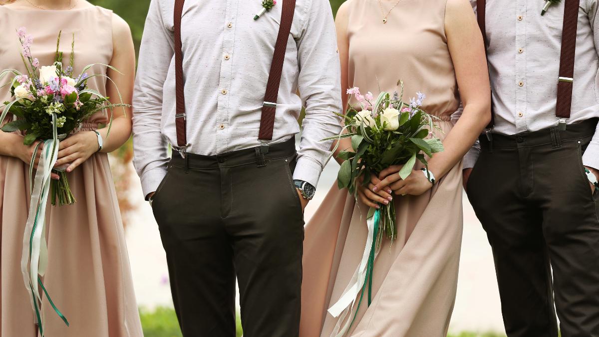 Dois casais de padrinhos de casamento.