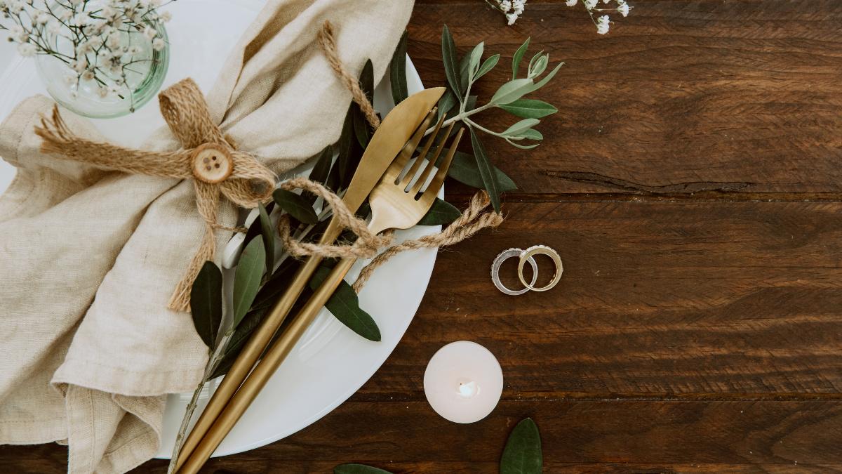 Itens sustentáveis na decoração de mesa de casamento.