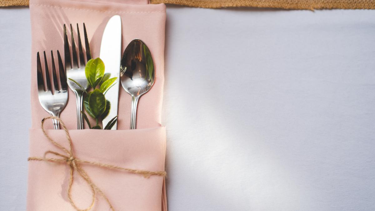 Talheres usados em decoração de mesa de casamento.